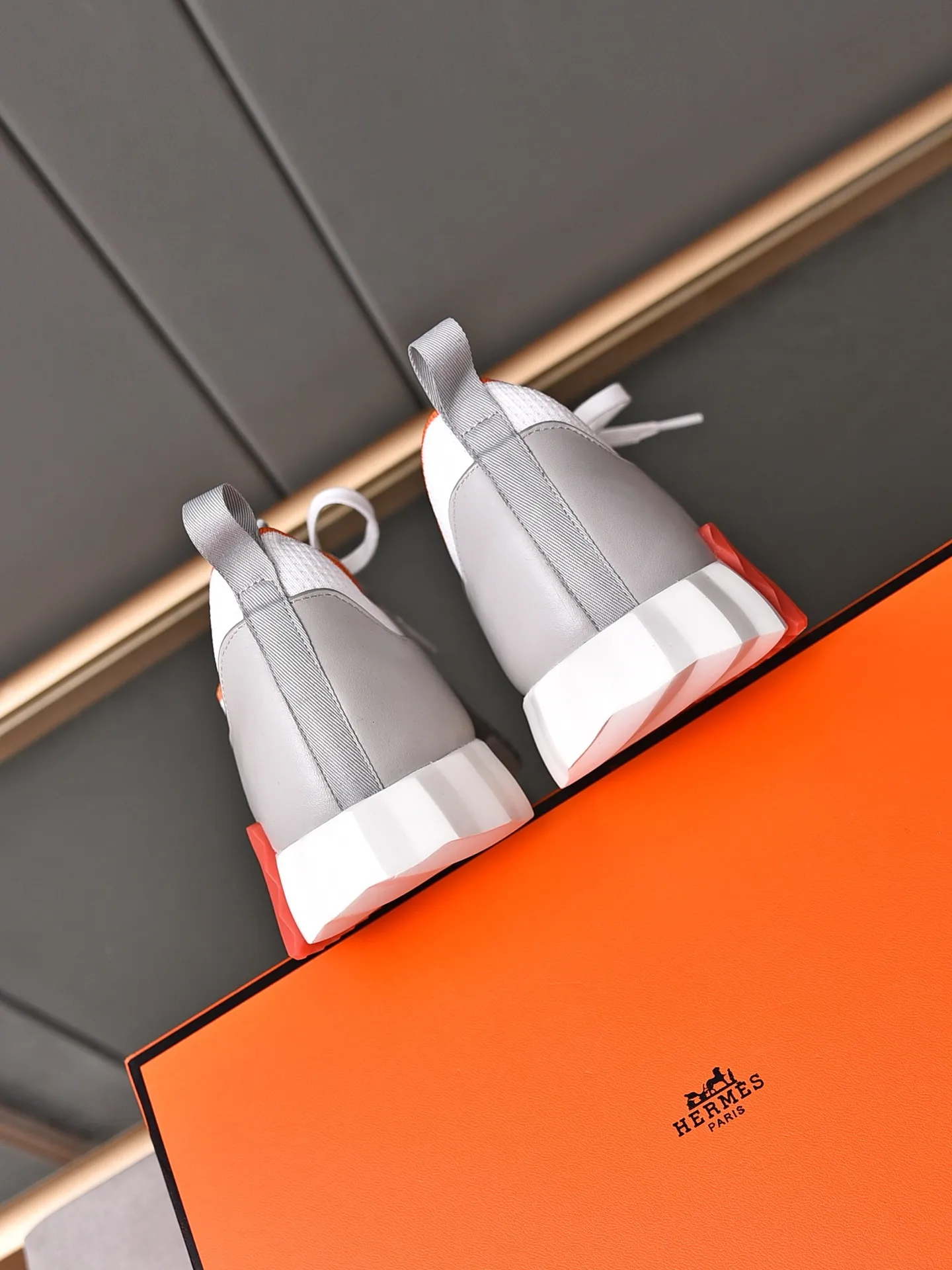 Factory price PP600 [Hermes] fe new arrival~ New Bouncing sneakers are the most comfortable shoes from Hermès, no one else⃣️. They are very light on the feet and look great. You won’t feel tired even when you go shopping and running around. 👍 Very light and comfortable, very light, suitable for both sports and leisure, and feel great when you step on them! It’s up to you to choose, there’s always what you want~ ✔️Fabric: Imported first-layer cowhide + high-elastic fly weave ✔️Inner lining: Imported water-dyed cow lining ✔️Outsole: Seamless combination of IP+TPU (multi-color letters) German technology irradiation machine ✔️Code number: Male 38-44 (45 customized)